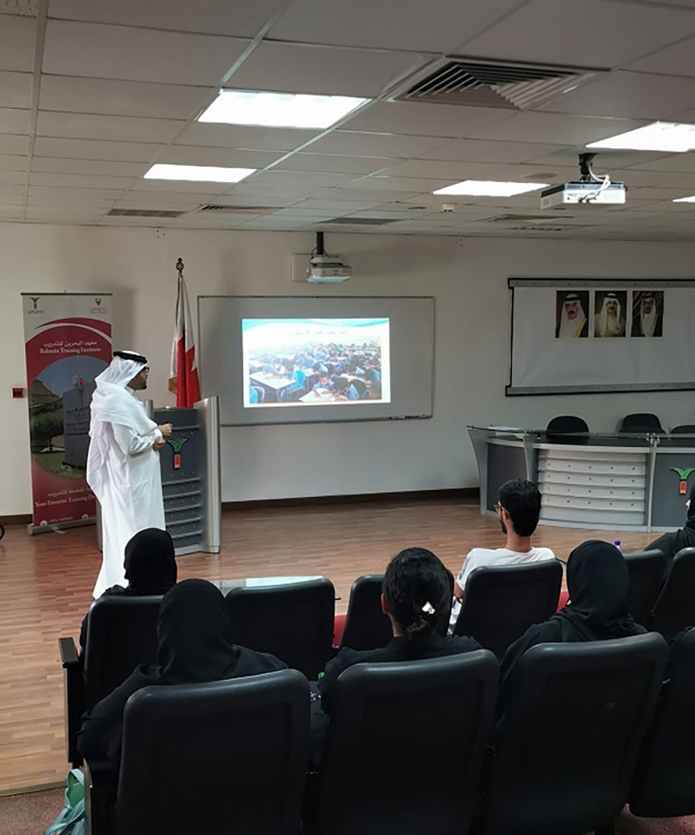 معهد البحرين للتدريب ينظم محاضرة في "فن الإلقاء والعرض" لمتدربيه