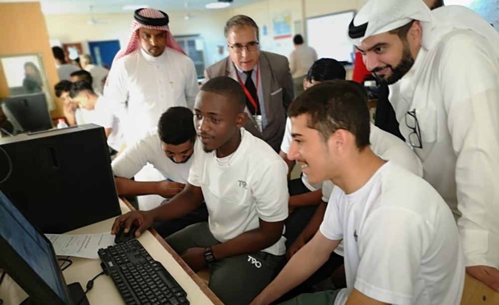 فريق (مدارس المستقبل) يطّلع على ممارسات التمكين الرقمي المدرسية
