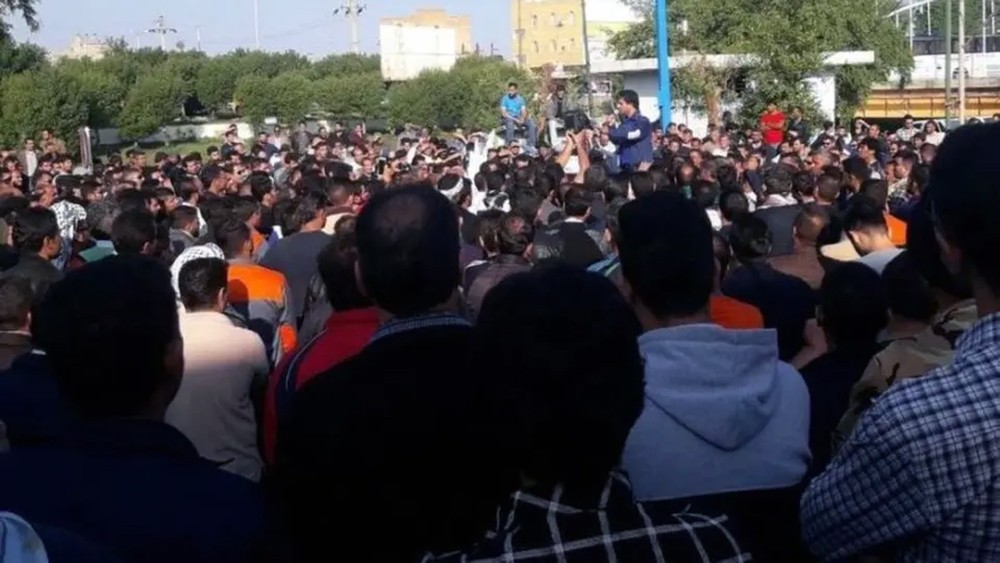 إيران.. اعتقال 14 عاملا بقصب السكر لاستمرار الاحتجاجات