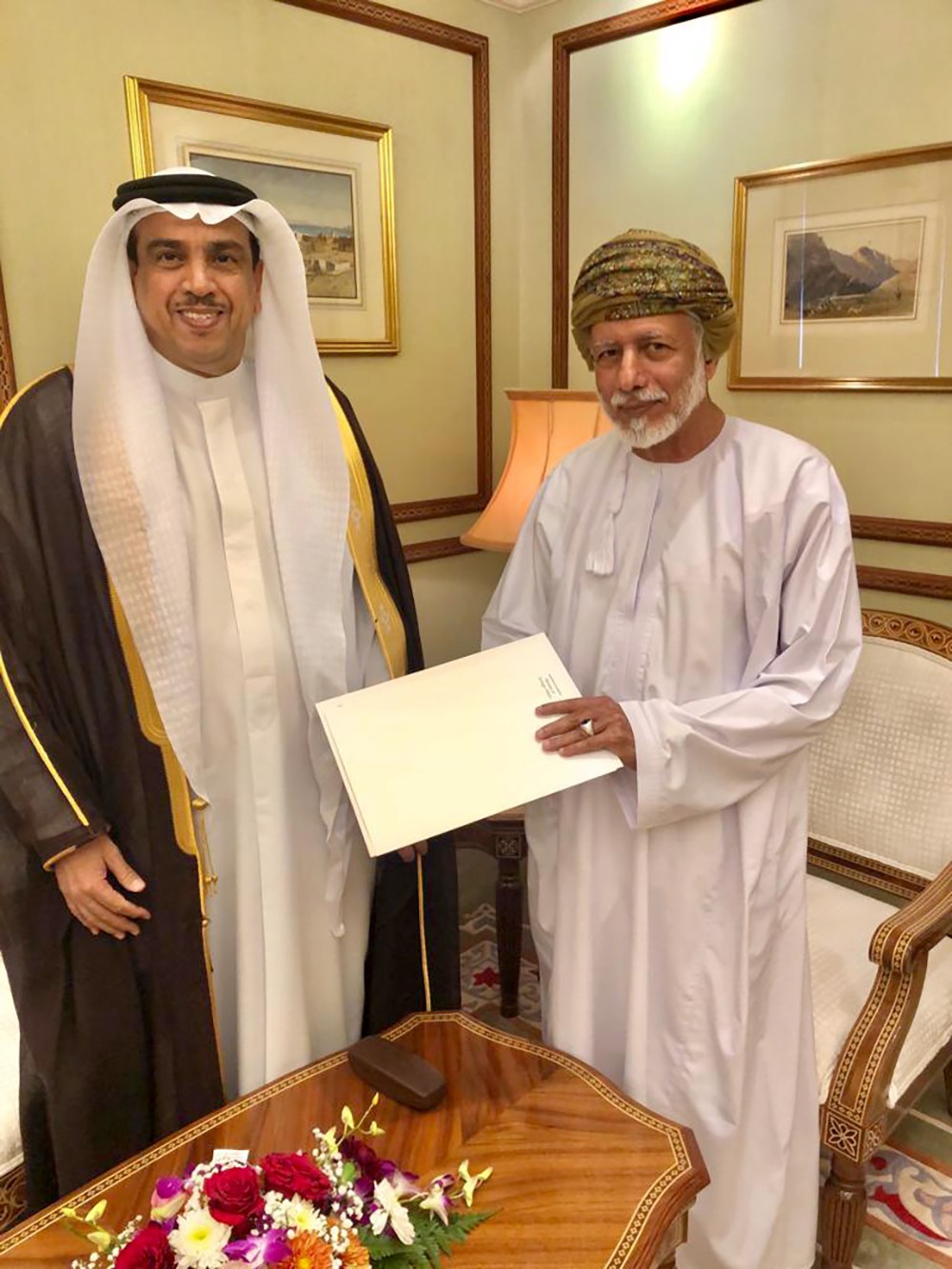 سفير البحرين في مسقط يلتقي بالوزير المسؤول عن الشؤون الخارجية بسلطنة عمان