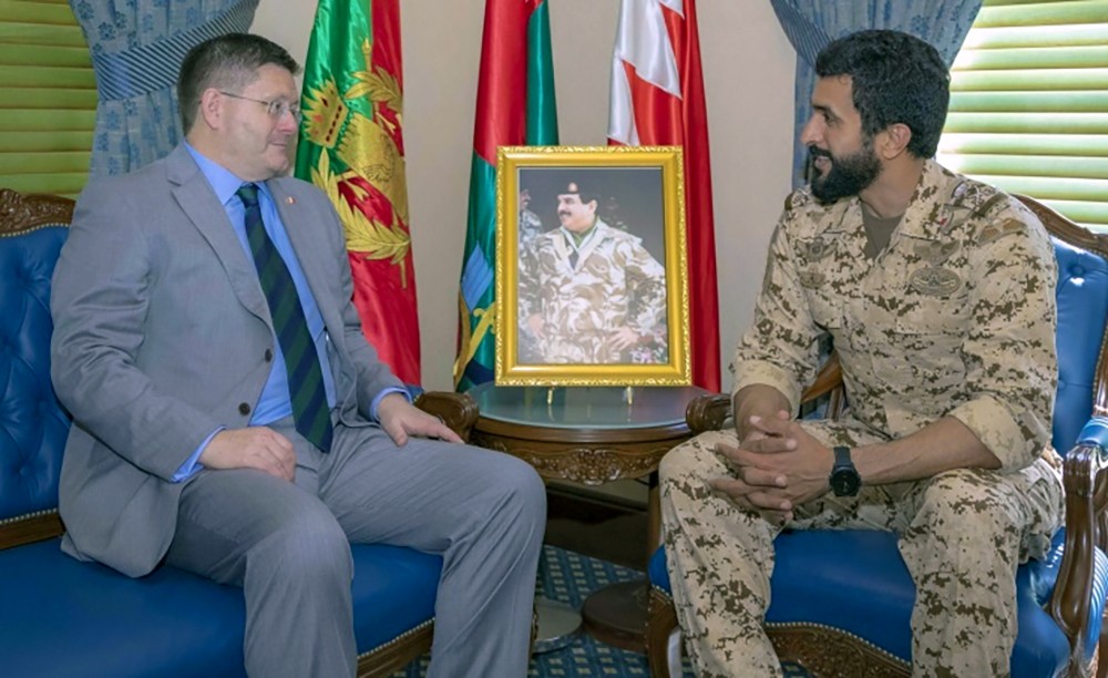 سمو الشيخ ناصر بن حمد يبحث مع السفير البريطاني التعاون المشترك