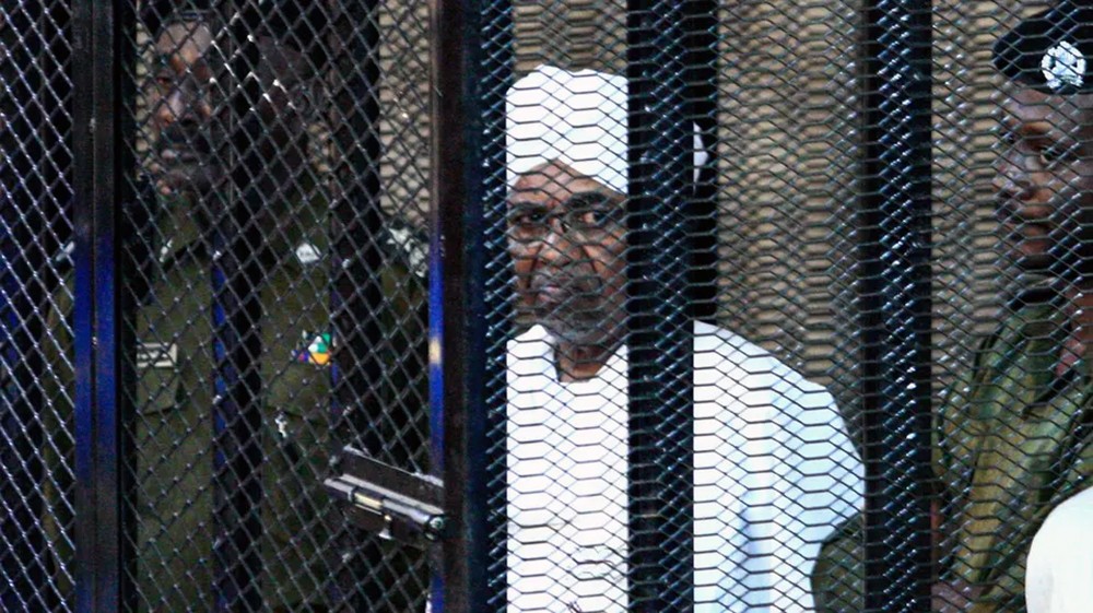 حكومة السودان تحت الضغوط... هل يسلم البشير إلى لاهاي؟