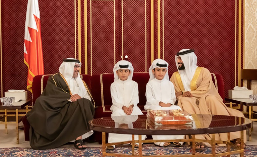 سمو ولي العهد يرحب برواد مجلسه الأسبوعي