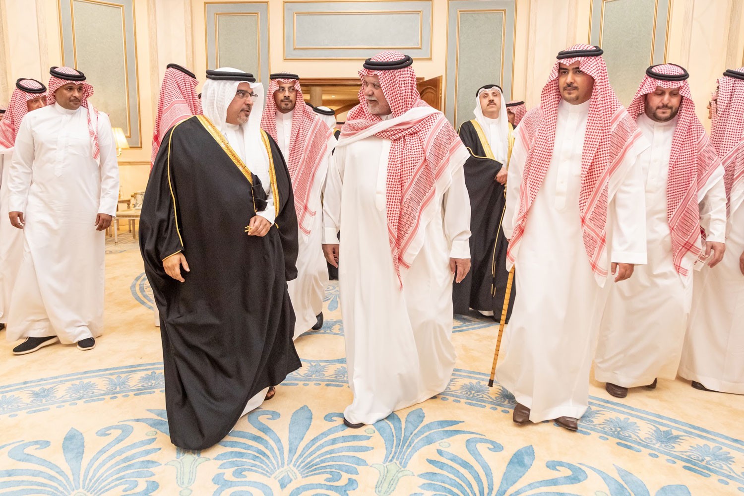 سمو ولي العهد يقدم واجب العزاء إلى الأمير بندر بن سلطان