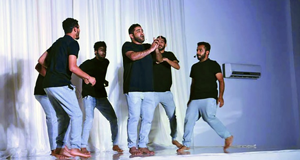 " لقمة عيش" جمال الصقر تجوب العالم
