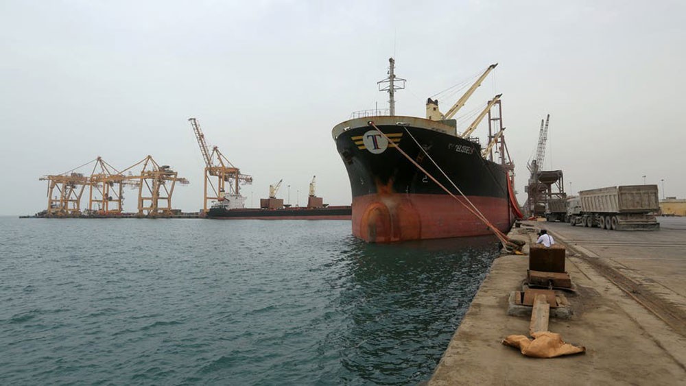 الحكومة اليمنية توافق على دخول 10 سفن إلى ميناء الحديدة