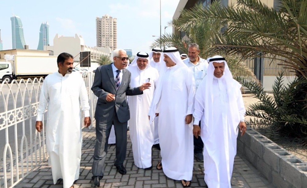 محافظ العاصمة يبحث الاحتياجات الخدمية لــ( النعيم ) والأهالي يشيدون ببرنامج (المنامة مدينة صحية)