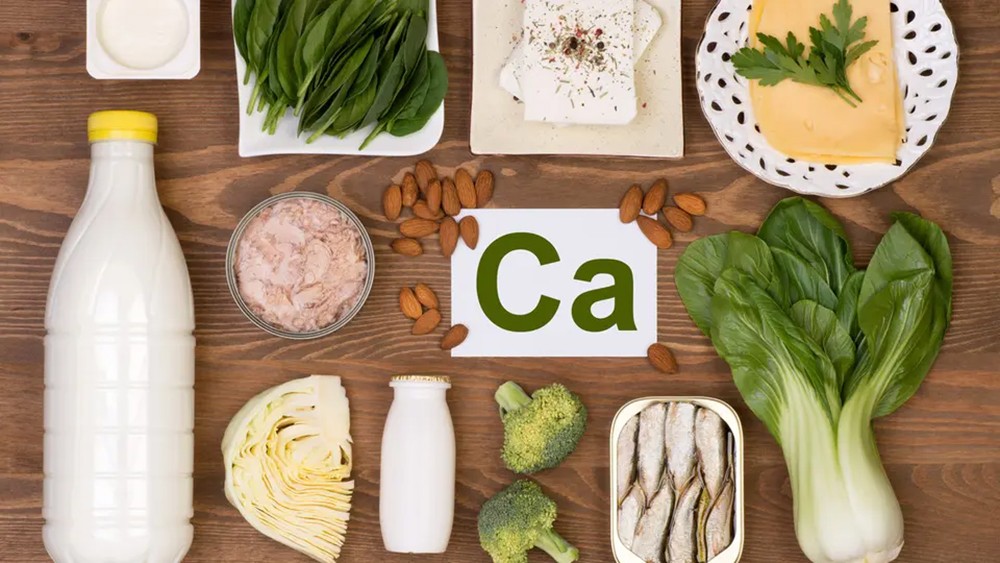 كل ما تحتاج أن تعرفه عن الكالسيوم.. وخطورة الإفراط بتناوله