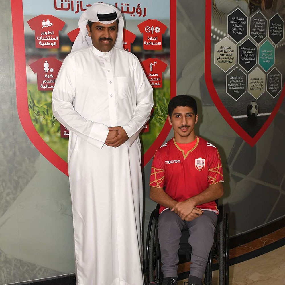 الاتحاد البحريني لكرة القدم يكرم المشجع عبدالله عبدالجليل