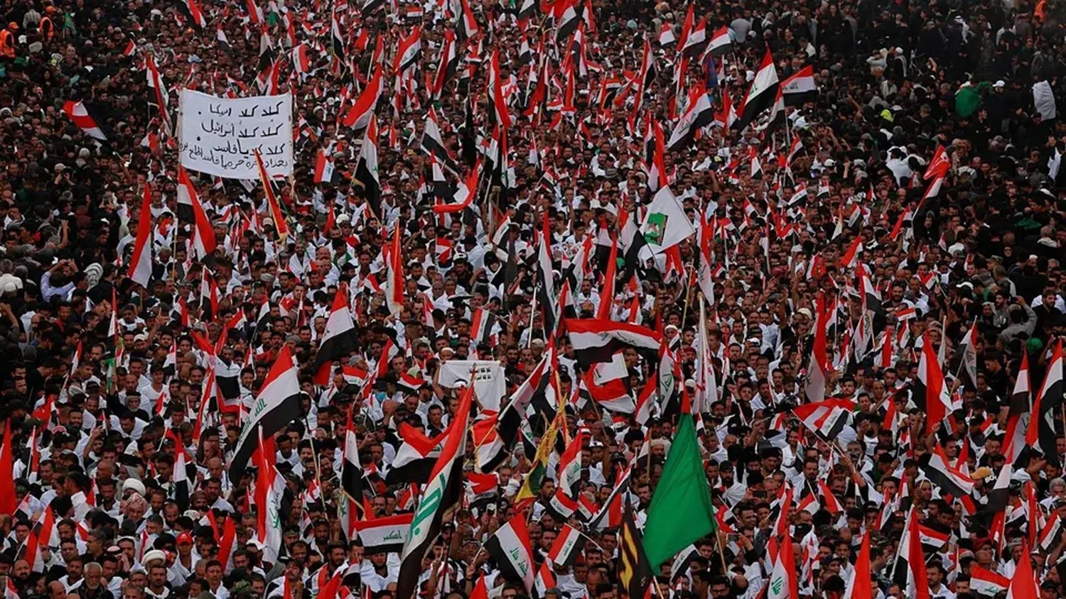 آلاف العراقيين يهتفون في كربلاء.. "يا فاسد اطلع برا"