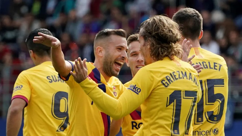 ثلاثية في شباك إيبار.. تقود برشلونة لصدارة الدوري الإسباني