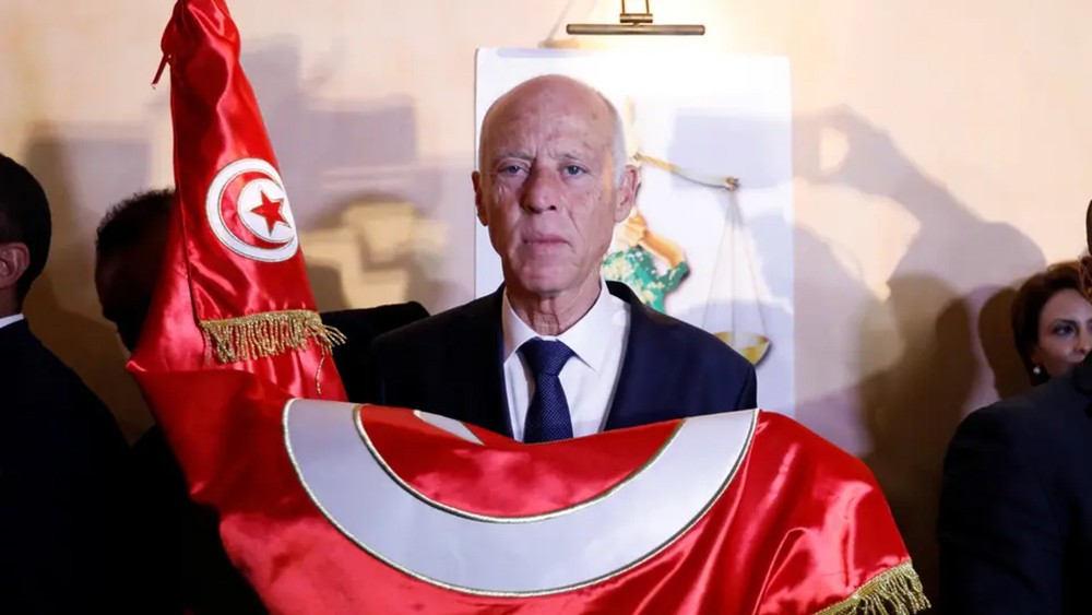 تونس.. قيس سعيد يدخل القصر رسمياً وتحديات كبرى تنتظره