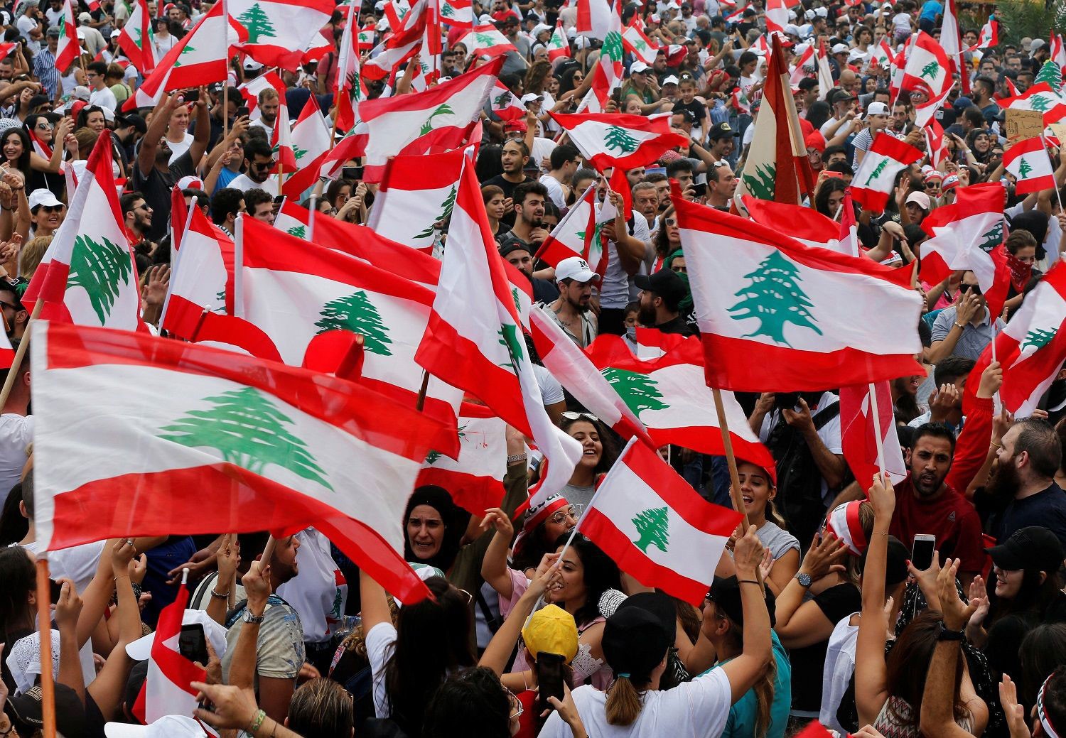 مسيرة حاشدة إلى وسط بيروت.. واشتباكات في الجنوب