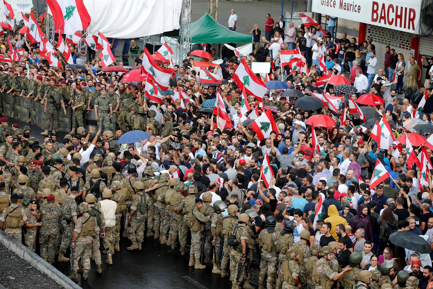 على وقع غضب الشارع.. حكومة لبنان تترنح
