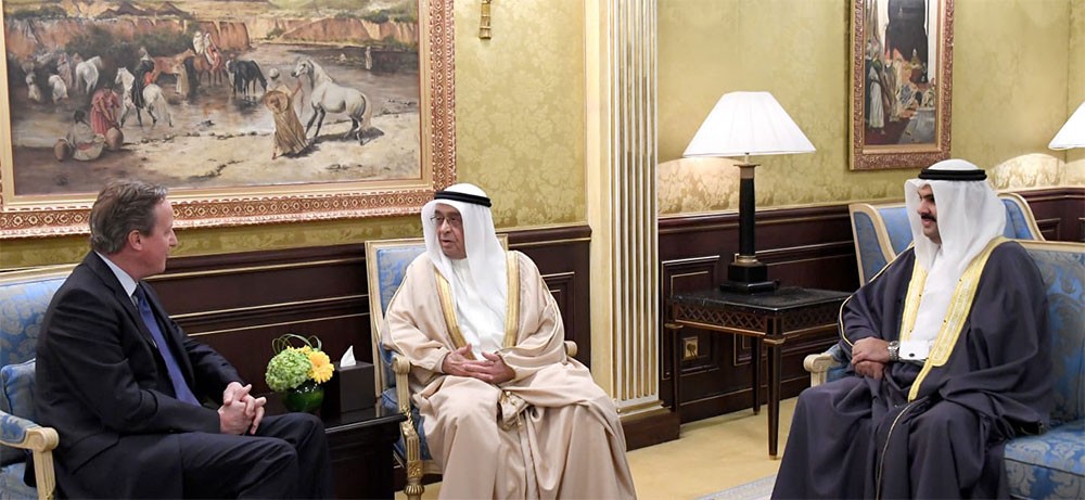 محمد بن مبارك يجتمع مع رئيس وزراء بريطانيا الأسبق ديفيد كاميرون