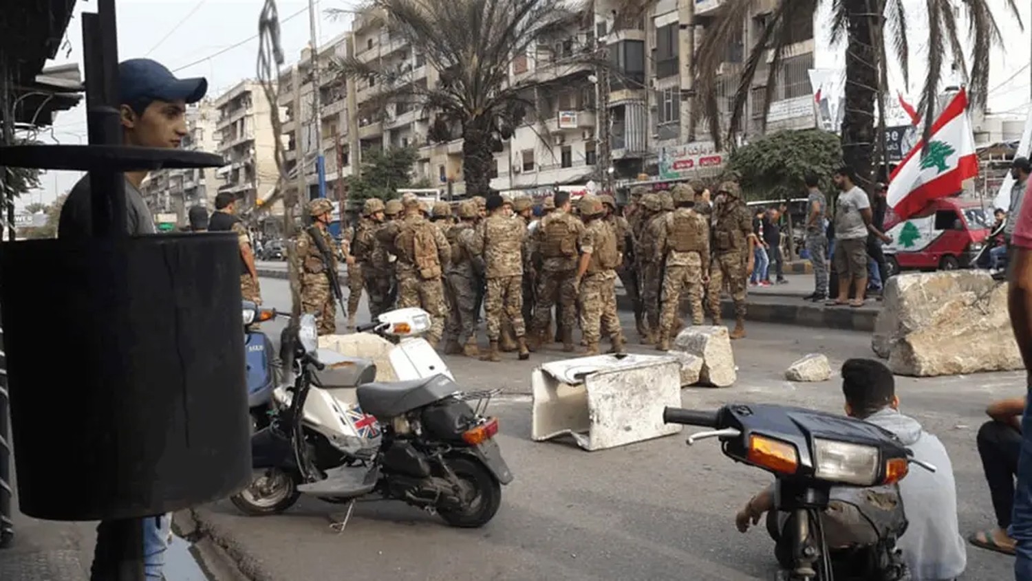 سقوط جرحى خلال فتح الجيش اللبناني طرقات يغلقها المحتجون