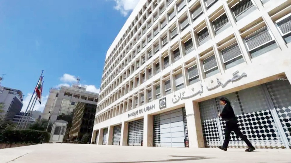 لبنان يمنع خروج الدولارات.. والبنوك تواصل إغلاقها