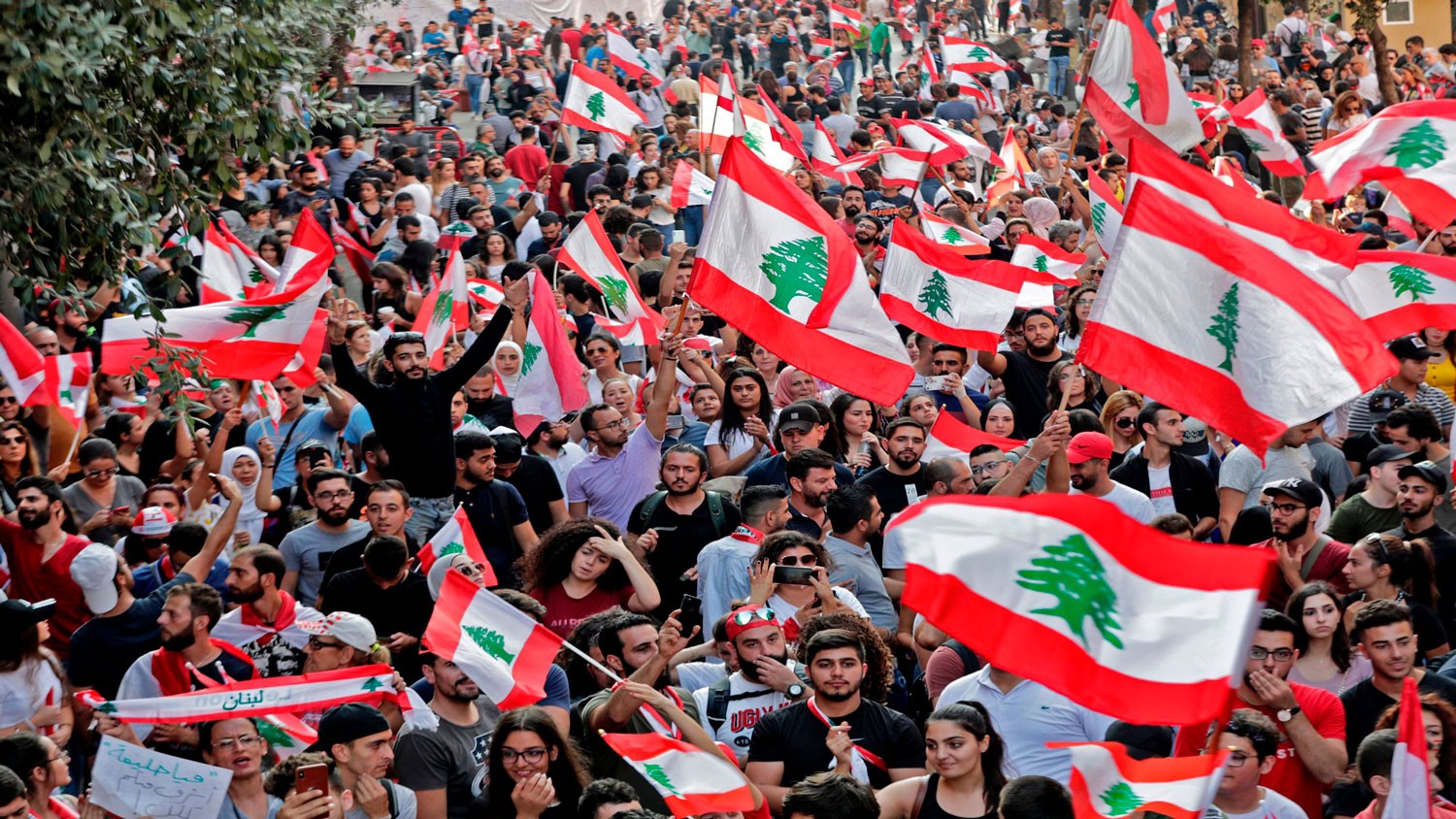 لبنان.. الاحتجاجات تتواصل بسلسلة بشرية من الجنوب للشمال