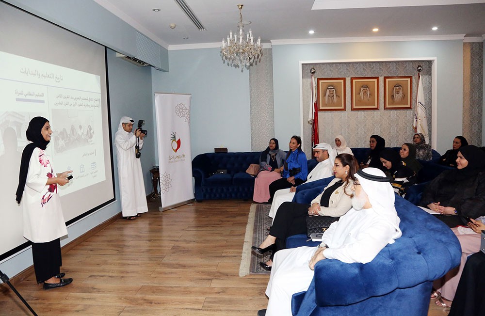 محافظة العاصمة تقيم محاضرة تثقيفية حول "دور المرأة في مجال التعليم العالي"