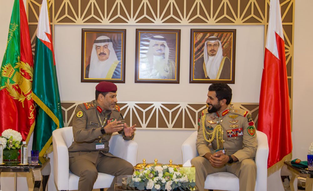ناصر بن حمد يلتقى عددا من المسؤولين العسكريين ويؤكد على اهمية تبادل الخبرات