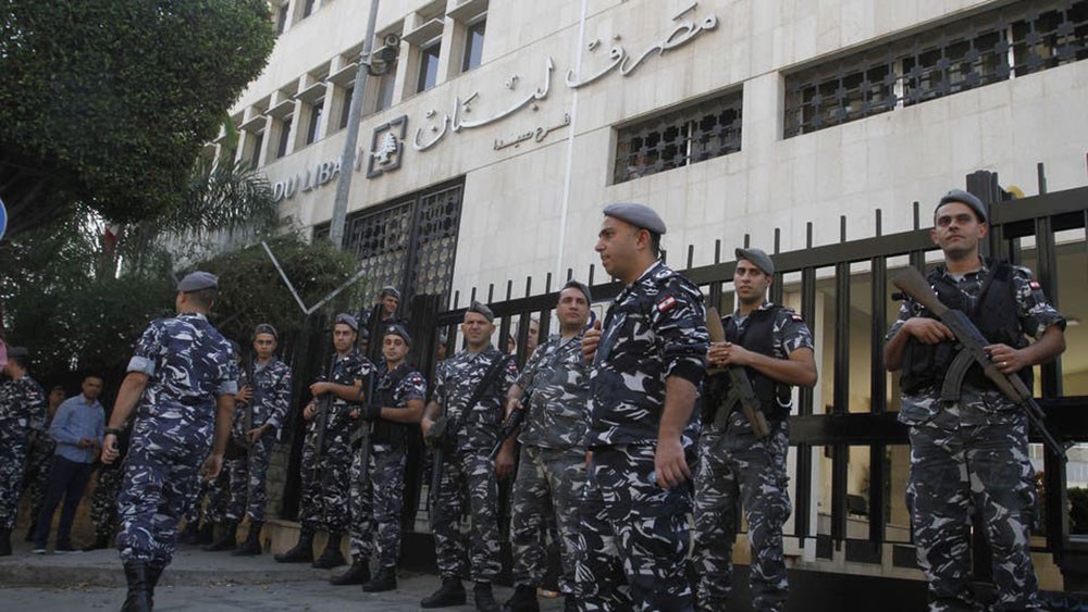 حراك لبنان بيومه الـ 13.. مواد تنفد وإقبال على الصرافات