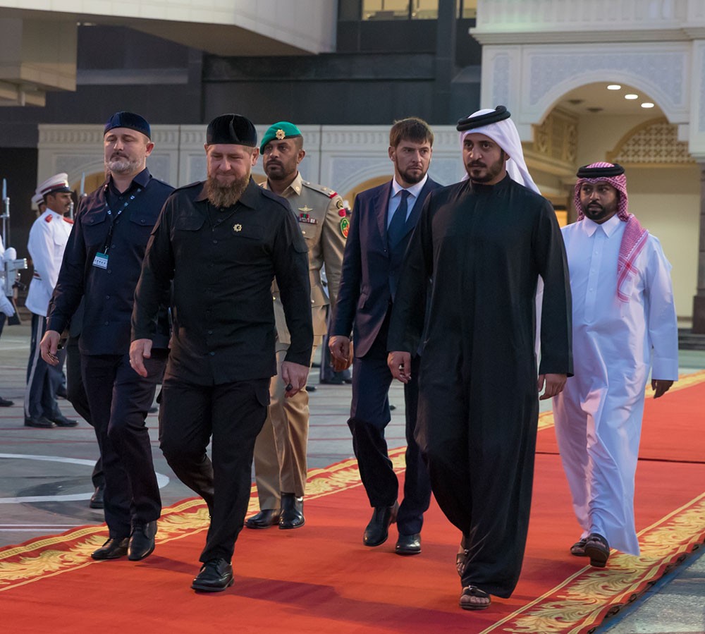 خالد بن حمد في مقدمة مودعي الرئيس الشيشاني