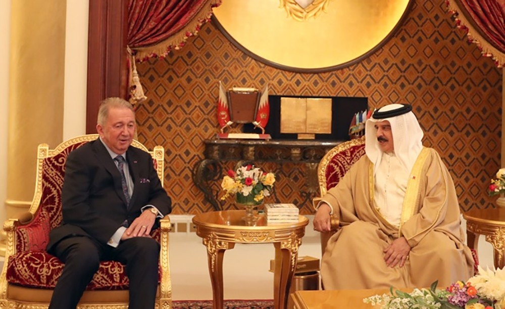 جلالة الملك المفدى يستقبل رئيس معهد السلام الدولي