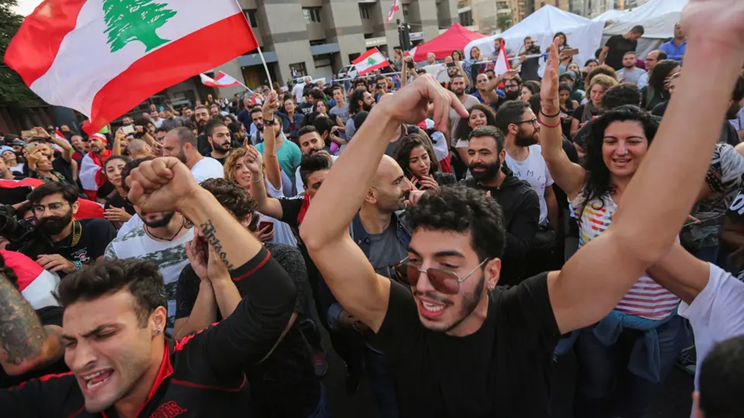 لبنان.. فتح طرقات والجيش يطلب التعبير بالساحات فقط