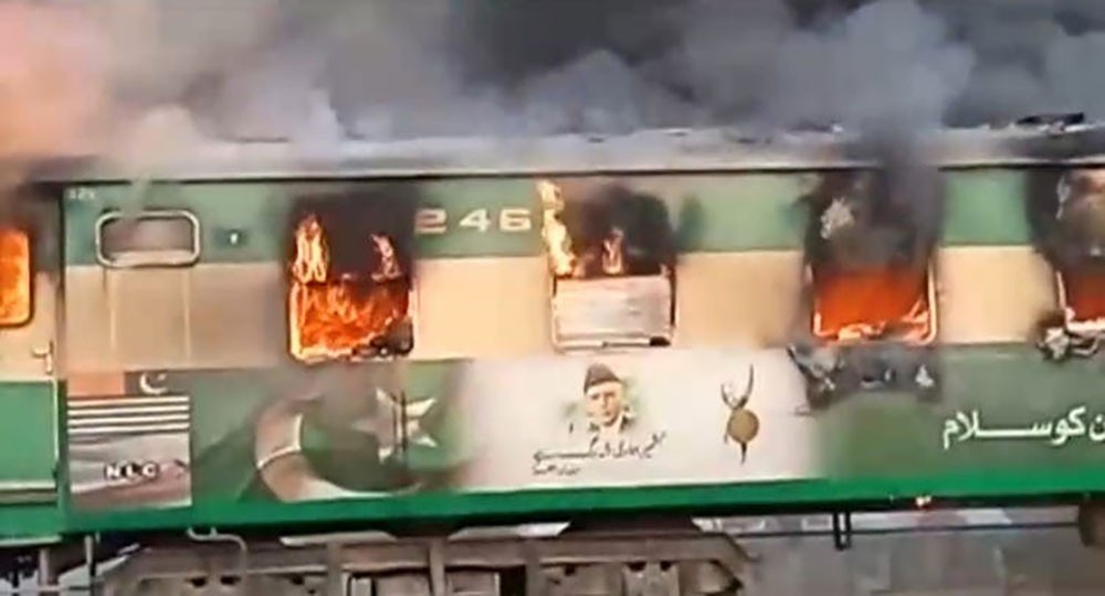 حريق يلتهم أقدم قطارات باكستان.. 65 قتيلاً و40 جريحاً