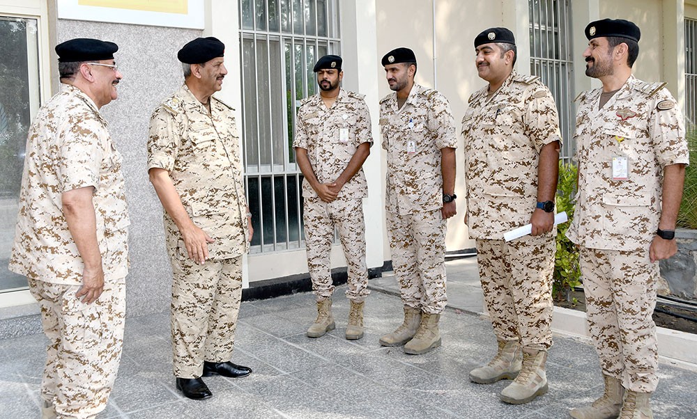 القائد العام يتفقد إحدى وحدات قوة الدفاع
