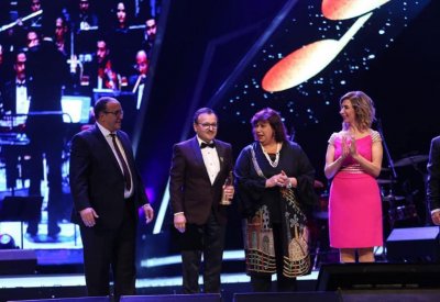 وحيد الخان يُكرم في مهرجان الموسيقى العربية ويتسلم درعاً