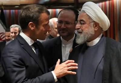 خامنئي: ماكرون ساذج أو متواطئ مع أميركا