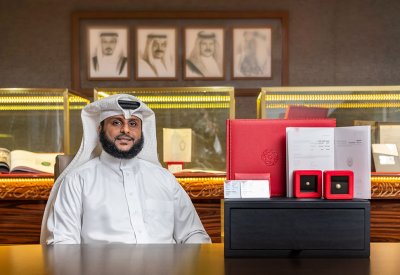 غواص بحريني يعثر على لؤلؤتين نادرتين تزن أحدهما 18 قيراطا والأخرى 9 قيراط