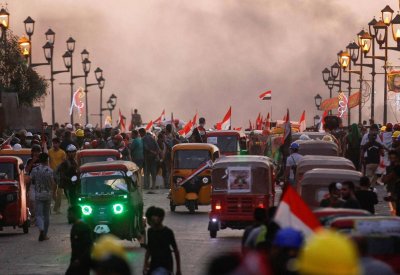 استمرار قطع الطرق في بغداد.. والأمن يواجه المتظاهرين بالرصاص