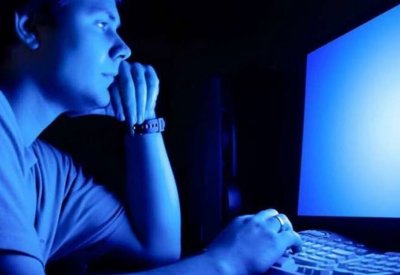 تعرف على أضرار الضوء الأزرق وكيفية الوقاية منها