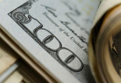 الدولار يتراجع في ظل عقبة تواجه محادثات التجارة