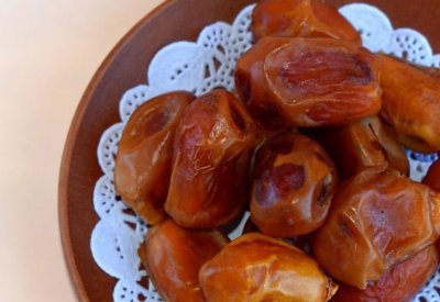 تستخدم بديلا للقهوة... طبيب سعودي يحذر من تحميص نواة التمر