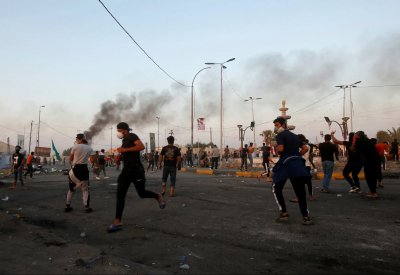 العراق.. تواصل الاحتجاجات وكر وفر على جسور بغداد
