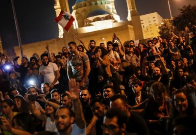 لبنان.. تحذير من نفاد مخزون الوقود وعون يبحث الوضع المالي