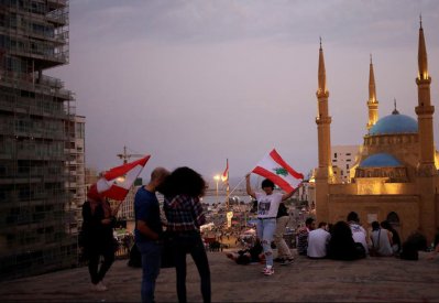 مئات المتظاهرين وسط بيروت.. ولافتات تندد بالطائفية