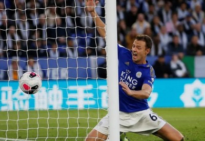 إيفانز مدافع ليستر يقلل من فرص فوز فريقه بالدوري