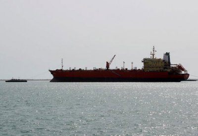 الحكومة اليمنية تسمح بدخول 4 سفن وقود إلى ميناء الحديدة