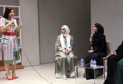 طالبات الفنون بجامعة البحرين ينظمون جلسة نقاشية بعنوان «التسعير بين مطرقة المصمم وسندان العميل»
