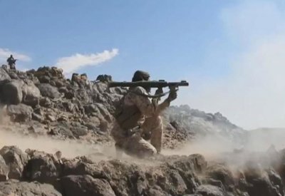 صعدة.. الجيش اليمني يدمر رتلاً حوثياً ومصرع قيادي ميداني