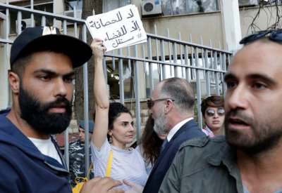 لبنان.. محتجون أمام العدل ومستشفيات في إضراب تحذيري