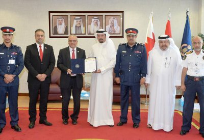 الجمارك تمنح شركة "المنيوم البحرين" شهادة المشغل الاقتصادي المعتمد