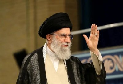 خامنئي يؤيد رفع سعر البنزين ويتهم "الأعداء" بأعمال التخريب