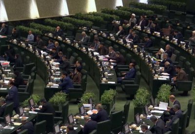 إيران.. نواب يهاجمون روحاني ويحمّلونه مسؤولية الأحداث
