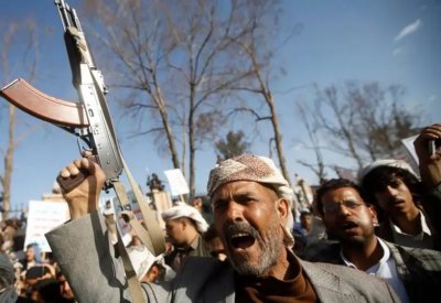 قيادي حوثي يعدم عنصرين من أفراده رفضوا الإذعان لأوامره