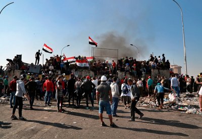تدفق أعداد كبيرة من المتظاهرين على ساحة التحرير في بغداد